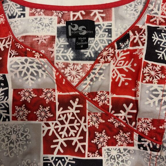 Peachessport Scrub Top Women’s Medium Short Sleeve Pullover Snowflakes Holidays - Picture 2 of 7